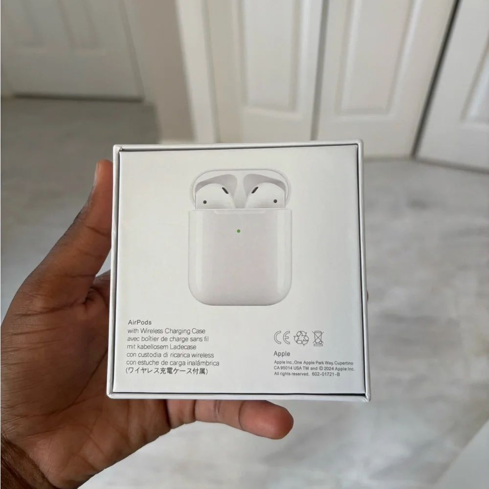 Apple AirPods 2nd generation Wireless Earbuds - White